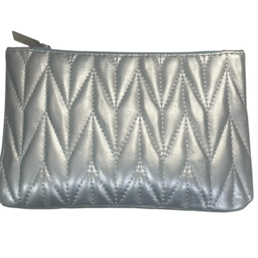 Ipsy glam makeup bag silver quilted pattern January 2026 size 5 x 7 plastic